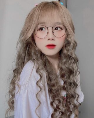 gái xinh đeo kính